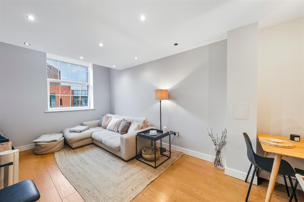 Property photo 2 of 15 Lounge