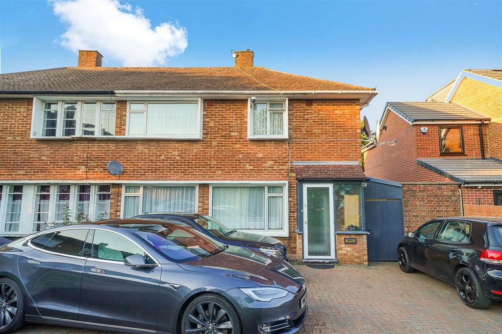 Property photo 3 of 13 11 Tunworth Close - Acge8C2Sw67Nd2L1Nf2P.Jpg