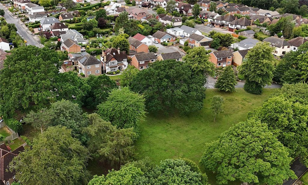 Property photo 2 of 58 Overlooking Common