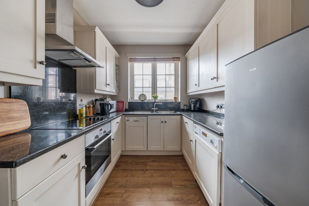 Property photo 2 of 7 Bedroom