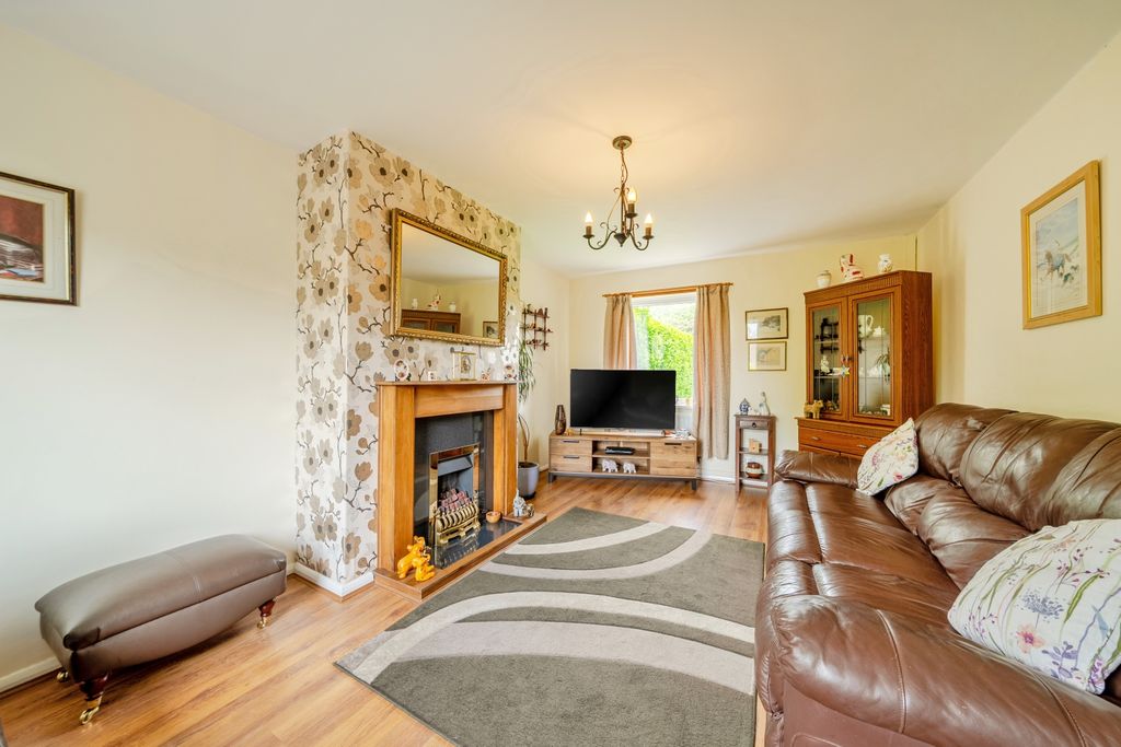 Property photo 2 of 19 Longe Room 1