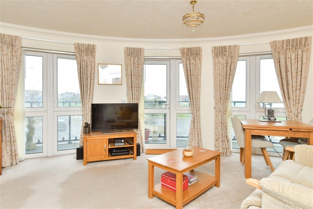 Property photo 3 of 10 Lounge