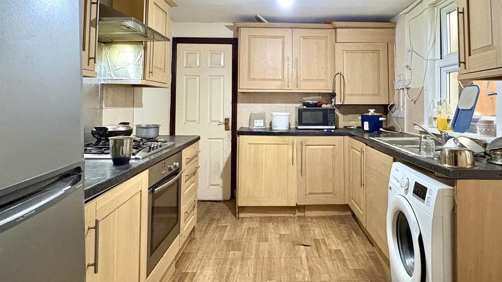 Property photo 2 of 12 21, Thorpe Road London, E6 2Hs