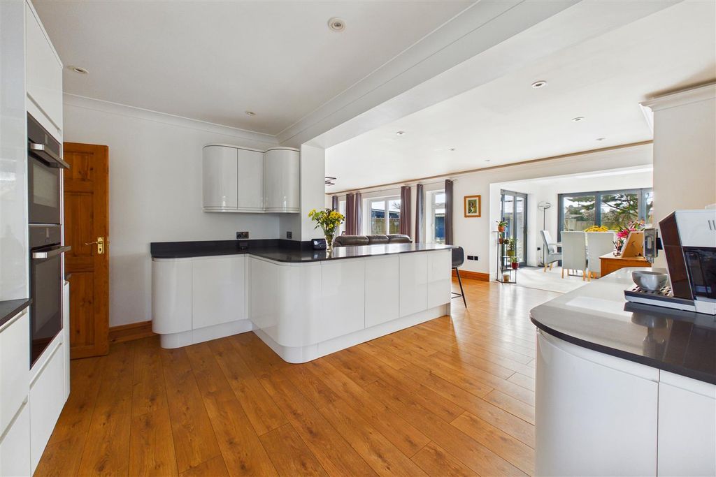 Property photo 2 of 34 Kitchen/Diner/Living Room