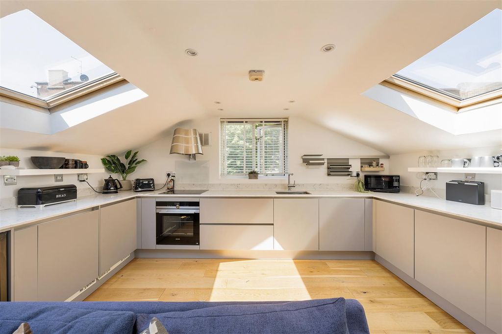 Property photo 3 of 22 Ball's Pond Road, N1