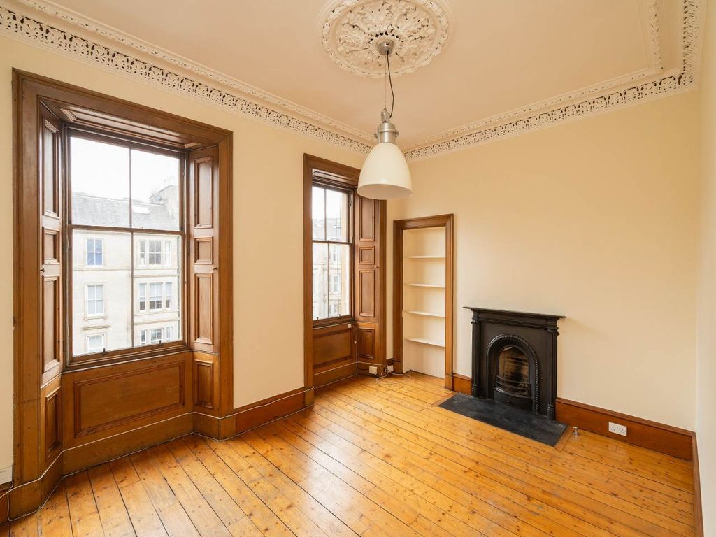 Property photo 3 of 18 Interior001