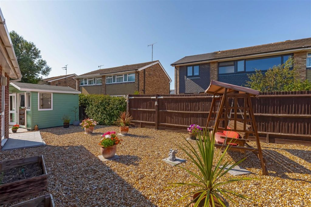 Property photo 3 of 17 Ainsdale Close_18.Jpg