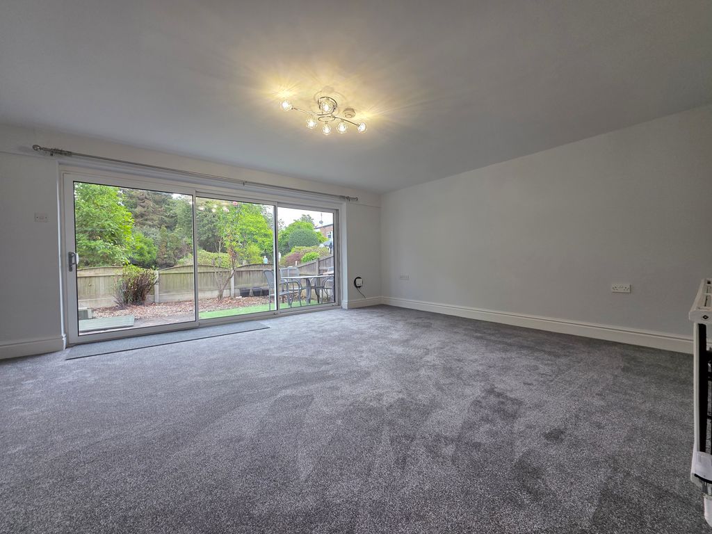 Property photo 1 of 10 Livingroom