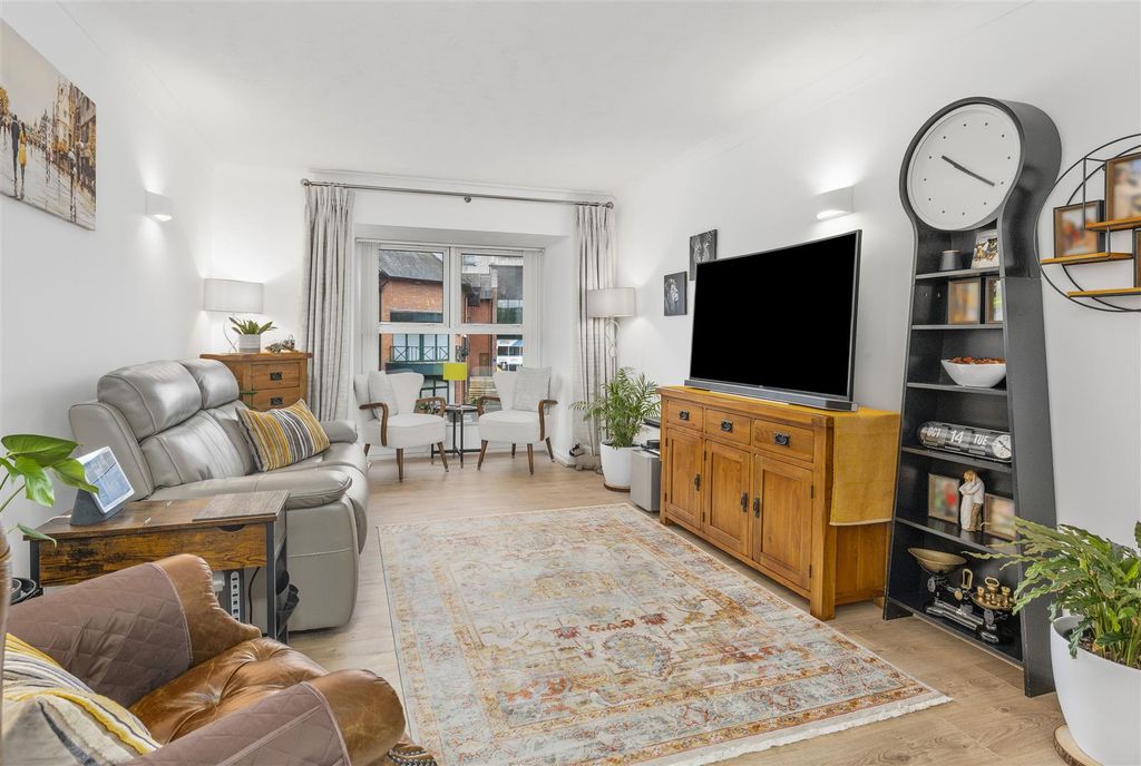 Property photo 2 of 13 51 Chamberlaine Court, Banbury-4.Jpg