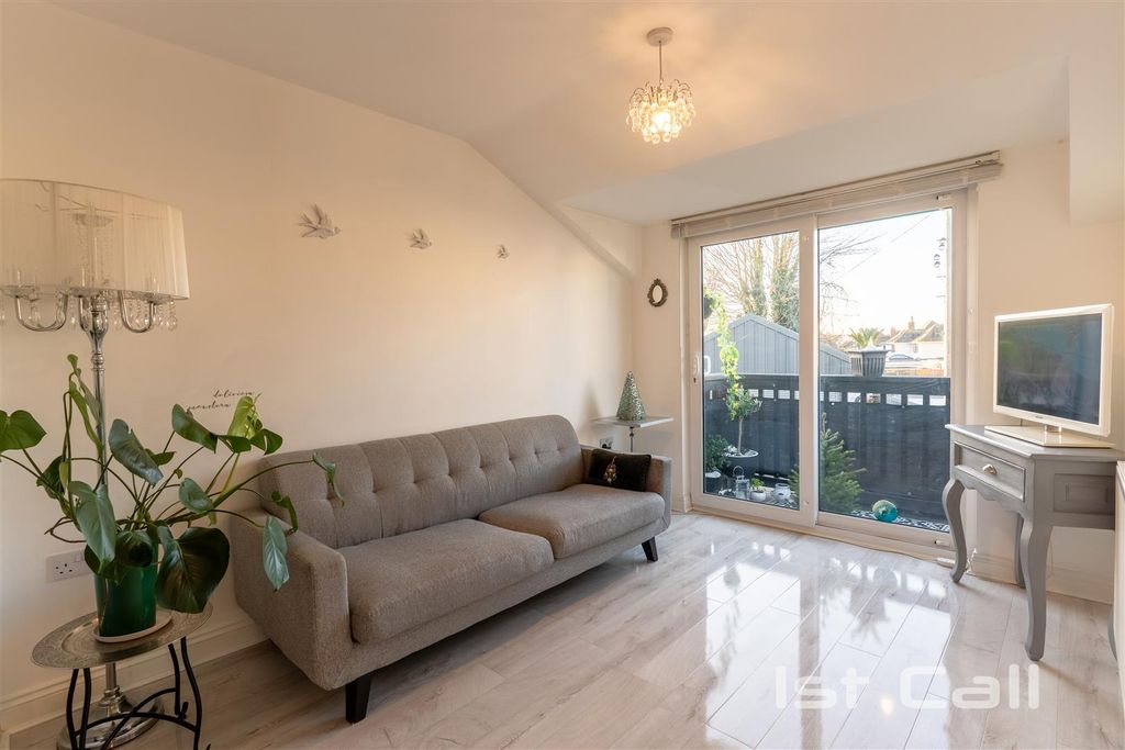 Property photo 2 of 9 Living Space