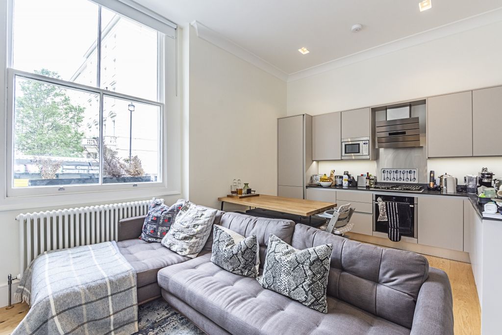 Property photo 1 of 8 Warwick Square