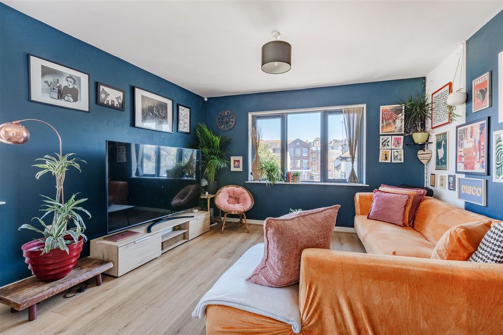 Property photo 1 of 11 Open-Plan Living