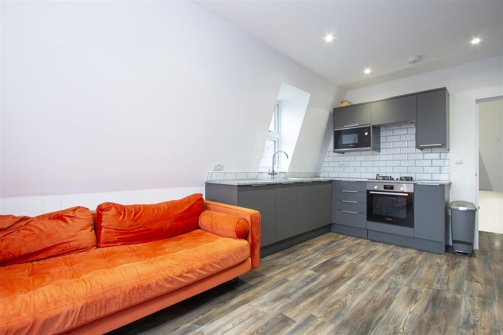 Property photo 1 of 7 9B Loubet Street, London Reception 2.Jpg