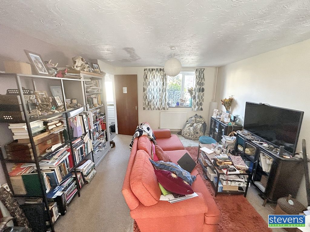 Property photo 3 of 18 Image00025