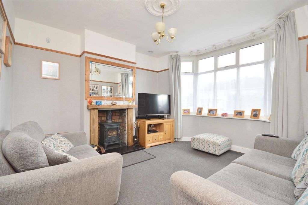 Property photo 2 of 18 Sitting Room