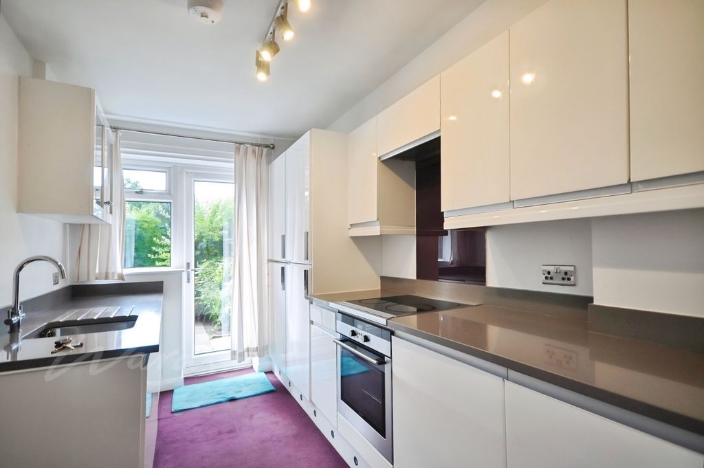 Property photo 2 of 11 Kitchen