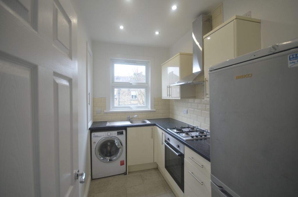 Property photo 1 of 15 Three Bedroom First Floor Flat