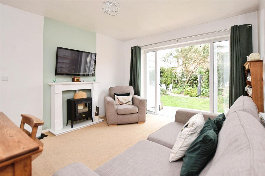 Property photo 3 of 20 Lounge V3.Jpg