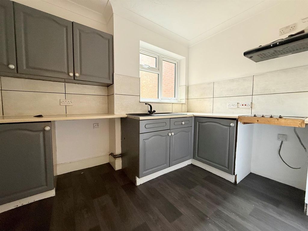 Property photo 3 of 11 Kitchen