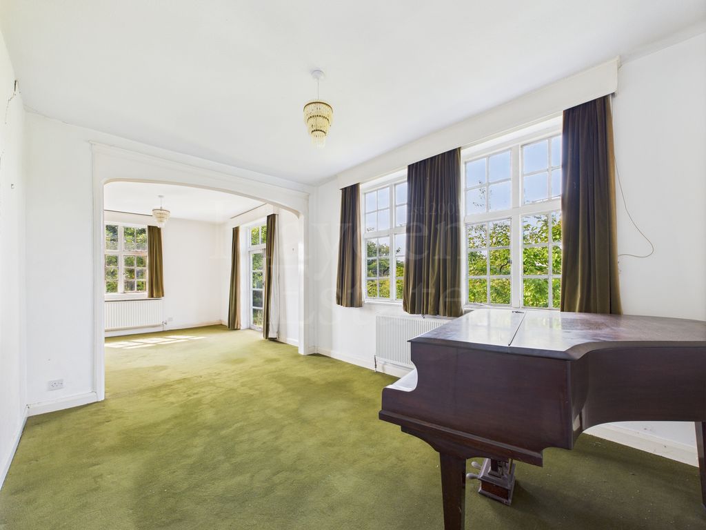 Property photo 2 of 31