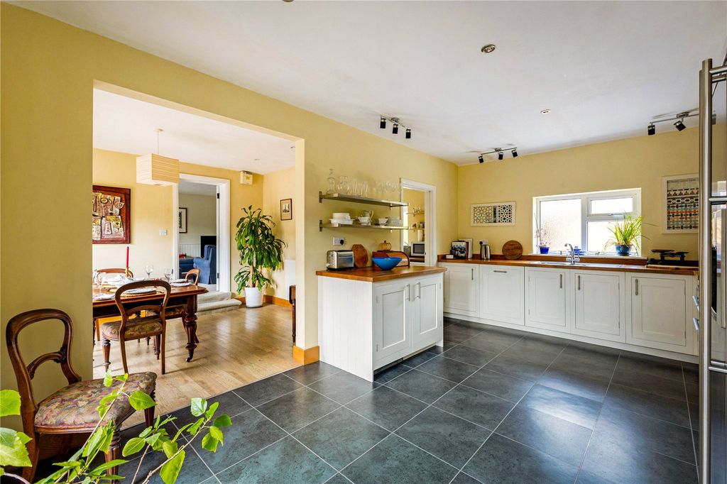 Property photo 3 of 38 House. Partnership