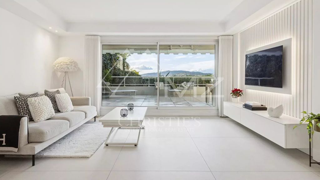 Property photo 1 of 12 Superb Contemporary 3-Room Apartment Near The City Center