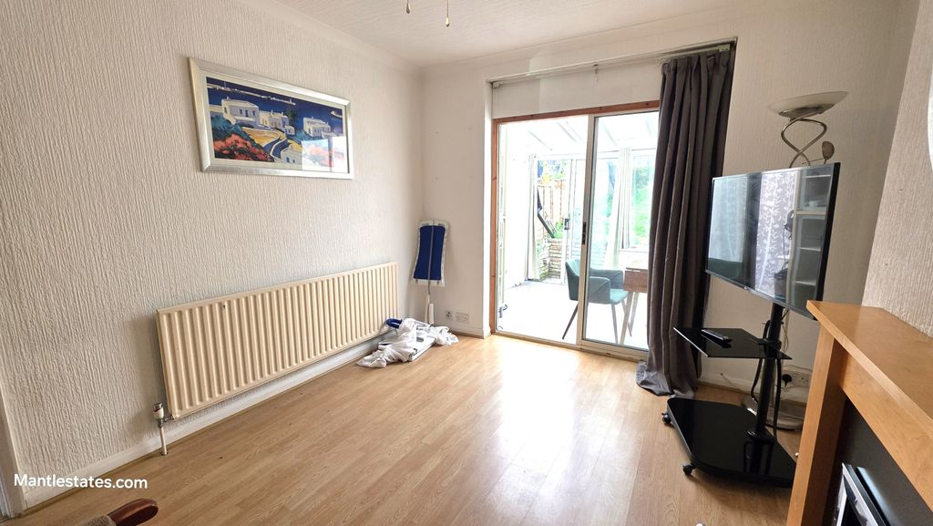Property photo 1 of 17 2 Bedroom Ground Floor Maisonette For Sale Avondale Avenue, East Barnet En4