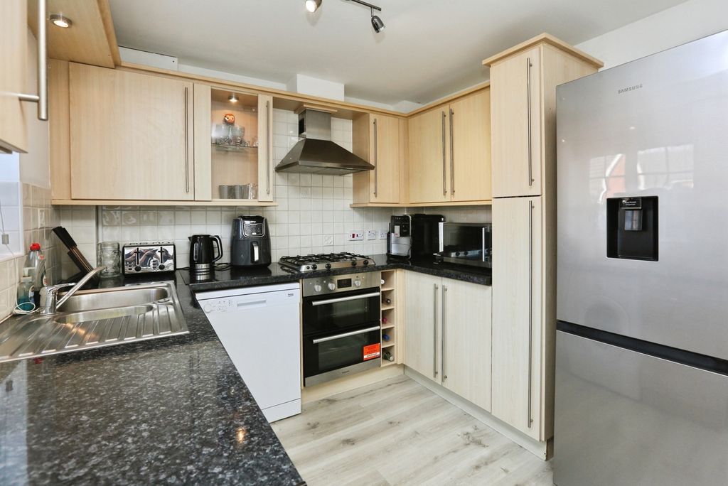 Property photo 3 of 17 Kitchen