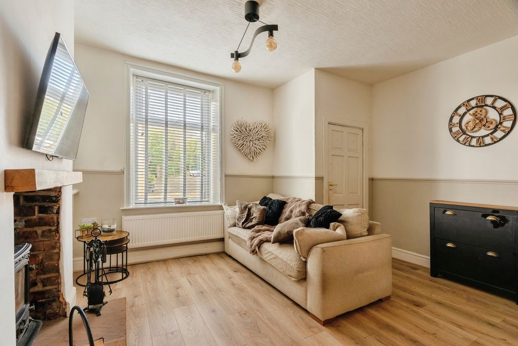 Property photo 3 of 17 Pbox-Img.Jpg