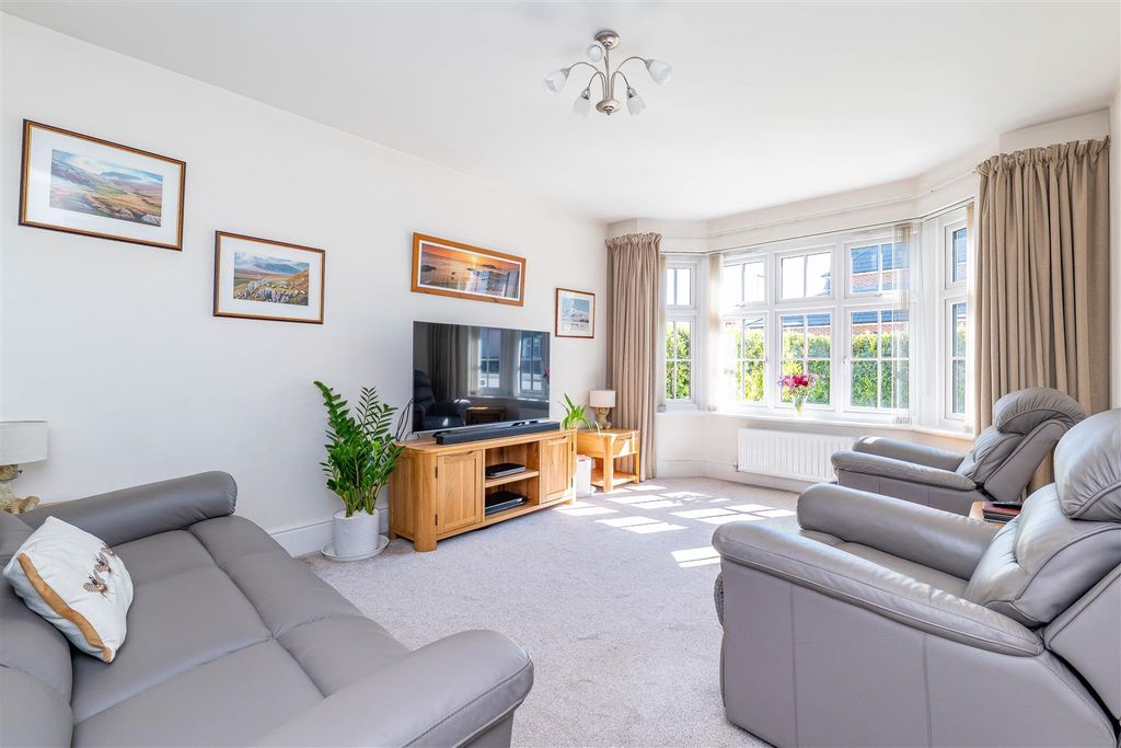 Property photo 2 of 34 Lounge