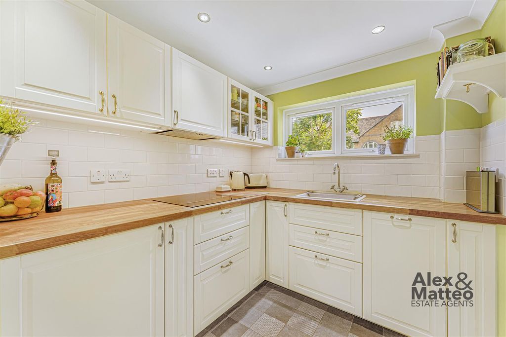 Property photo 3 of 21 Eleanor Close