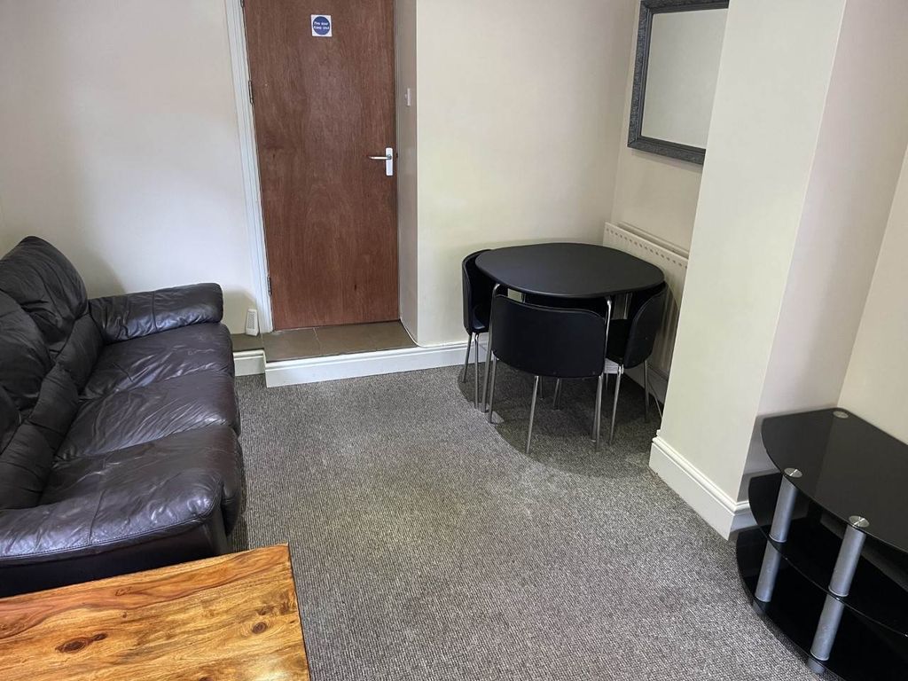 Property photo 3 of 17 16 Lounge 2