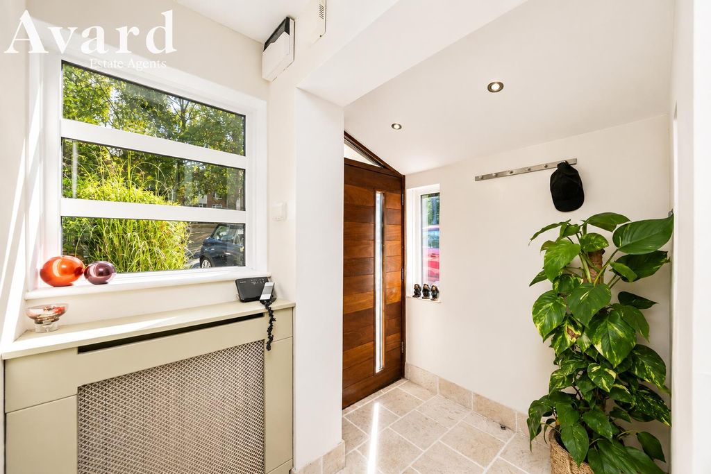Property photo 2 of 20 18.Png