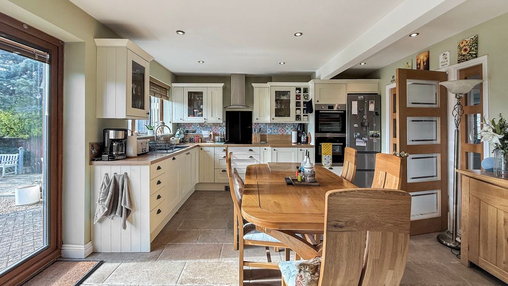 Property photo 3 of 20 Kitchen/Breakfast Room