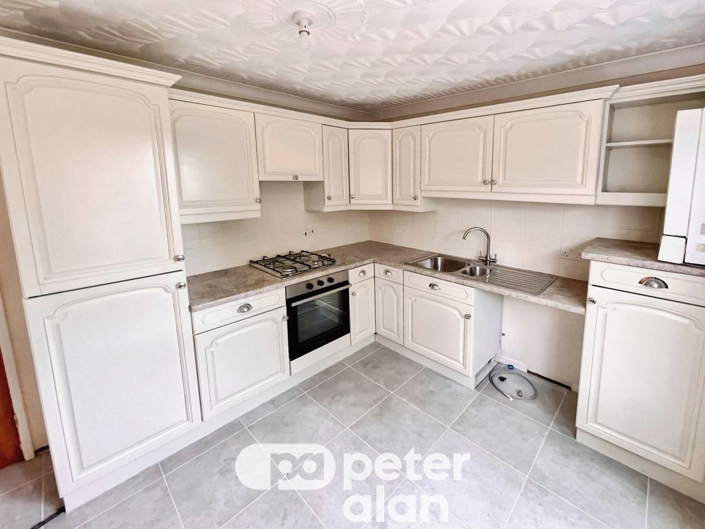 Property photo 2 of 10 Kitchen