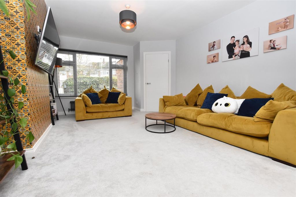 Property photo 3 of 21 Living Room