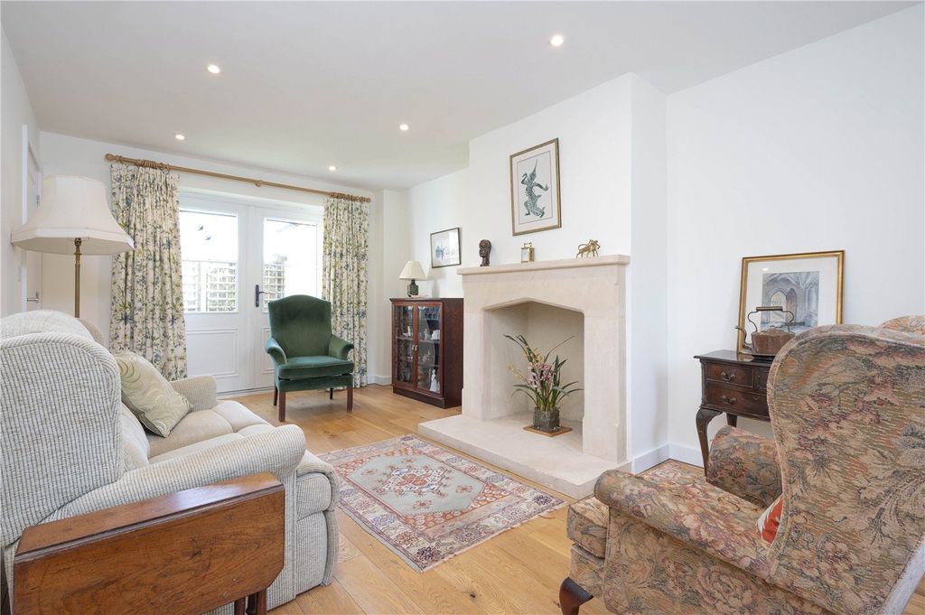 Property photo 2 of 10 Sitting Room