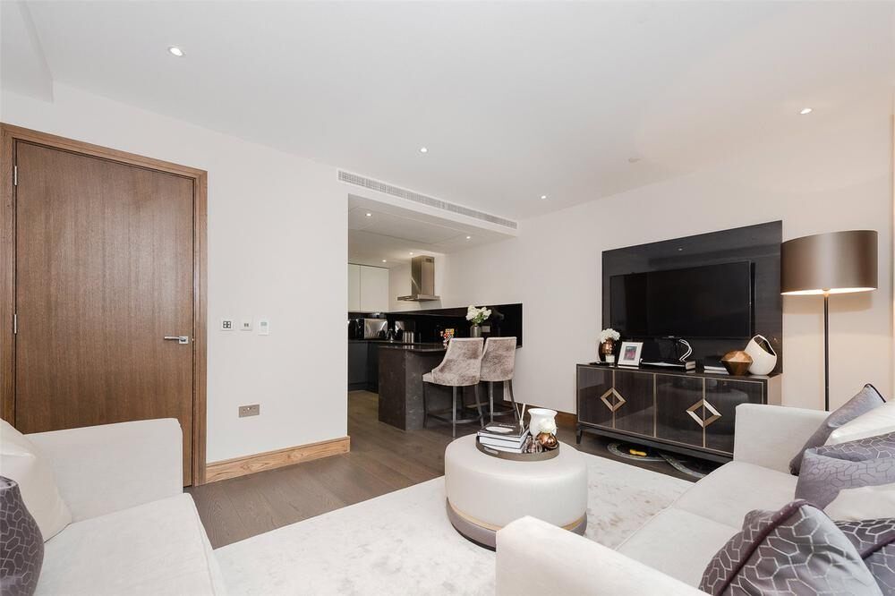 Property photo 3 of 12 Hanway Gardens