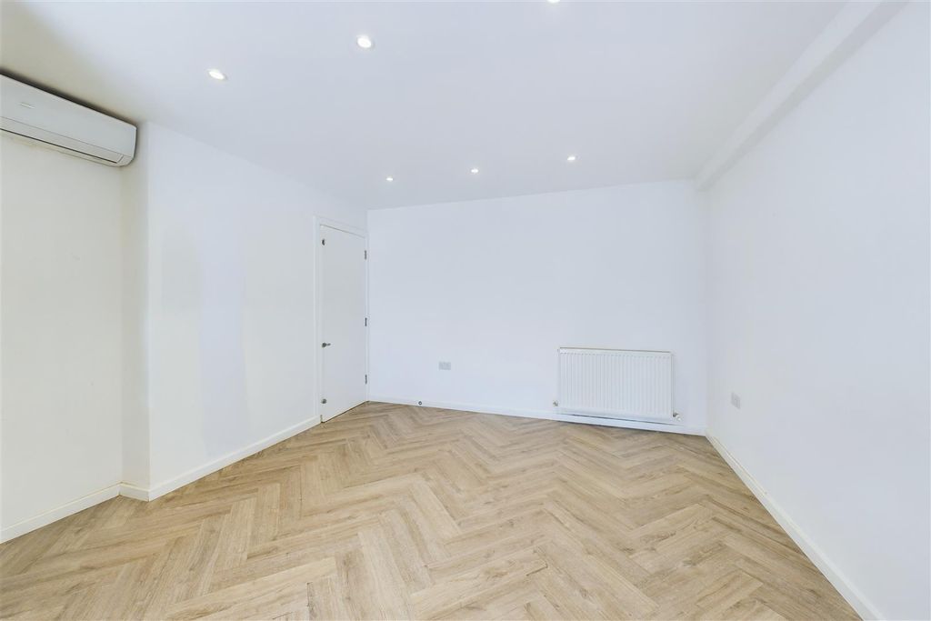 Property photo 2 of 9 Cam02700G0-Pr0227-Still006-2-2.Jpg