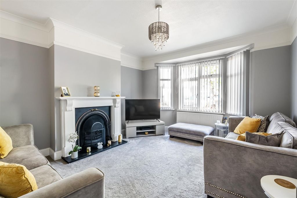 Property photo 3 of 15 336-Kingston-Road-10.Jpg