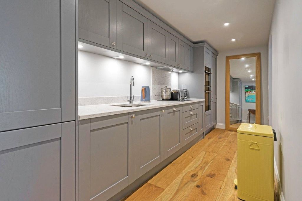 Property photo 3 of 11 Kitchen