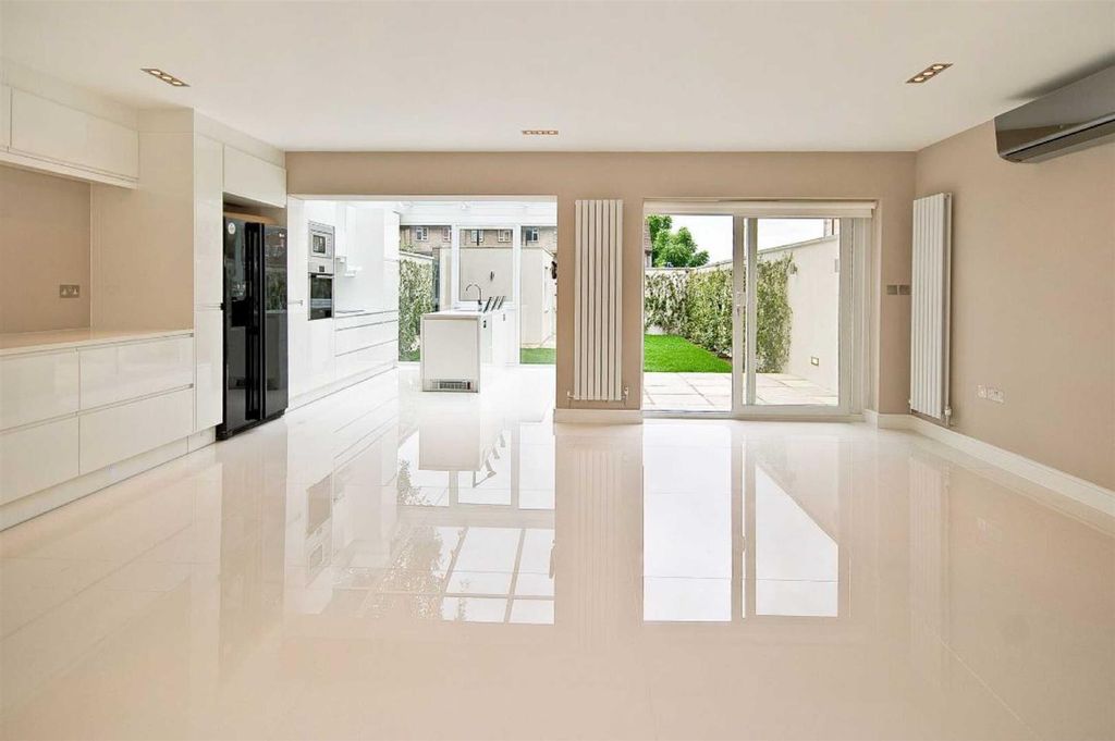 Property photo 1 of 8 Main-Image-553