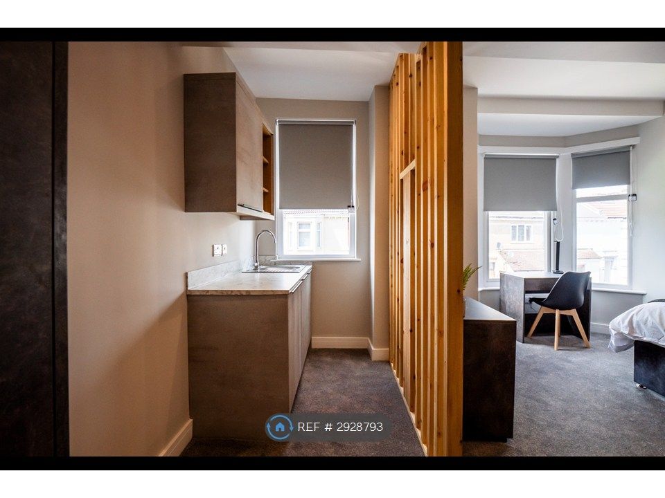 Property photo 3 of 10 Room 6 Kitchenette