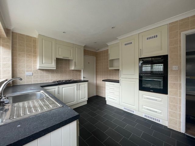 Property photo 2 of 10 Kitchen