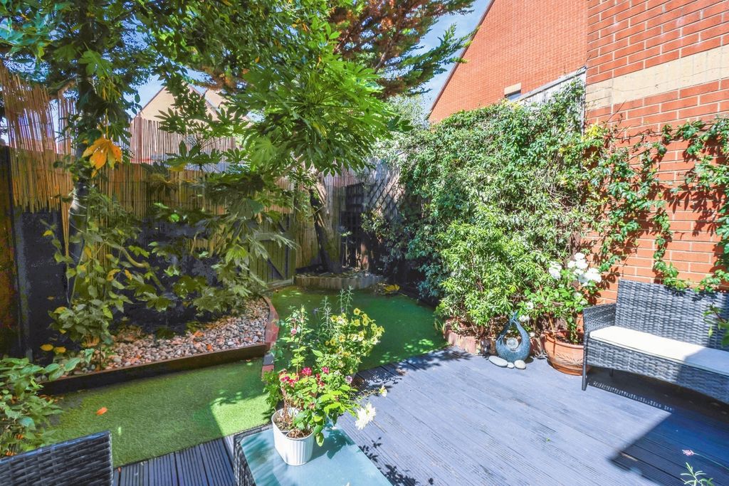 Property photo 2 of 17 Garden