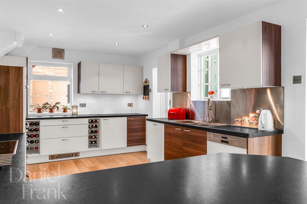 Property photo 3 of 30