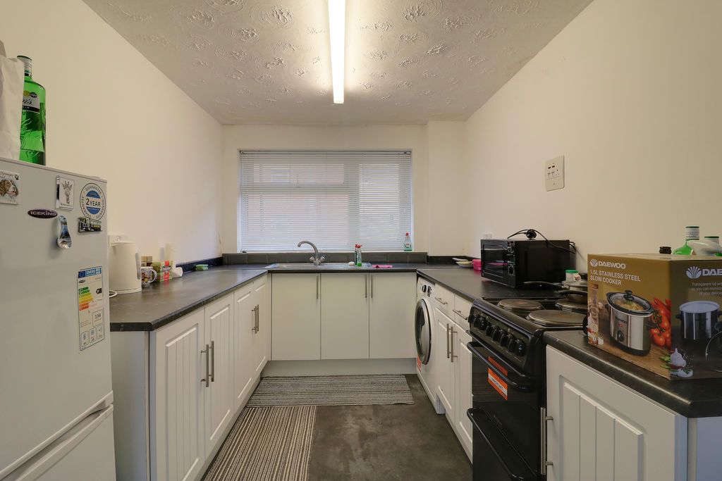 Property photo 3 of 10 Kitchen