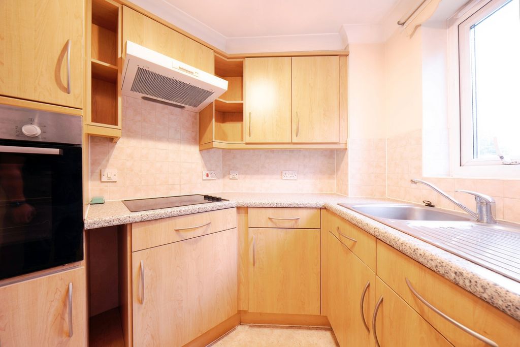 Property photo 3 of 18 Kitchen