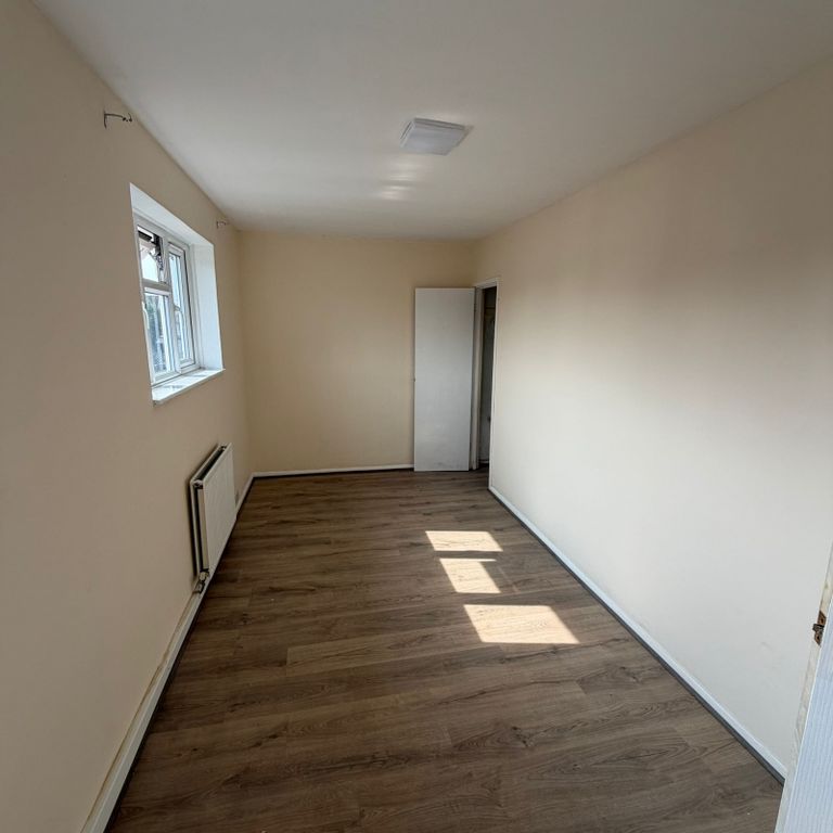 Property photo 2 of 7 Bedroom1