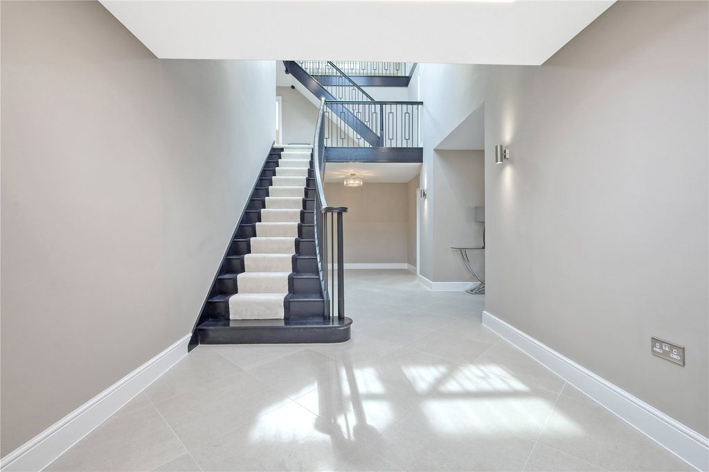 Property photo 2 of 24 Entrance Hall